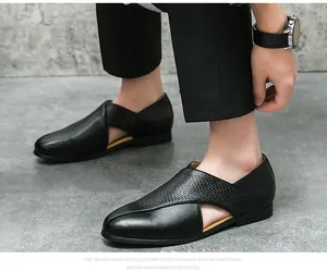 Dettaglio dei sandali in pelle nera con design traforato e suola in gomma resistente