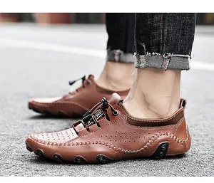 Détails de mocassins en cuir marron avec perforations respirantes et coutures artisanales
