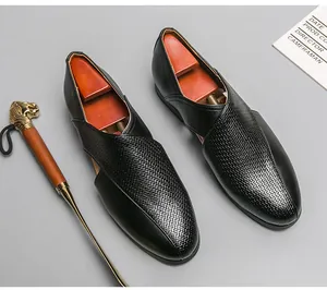 Dettaglio di sandali da uomo in pelle nera con trama intrecciata e design incrociato