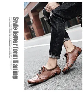 Détails macro des chaussures décontractées en cuir marron perforé avec semelles en caoutchouc