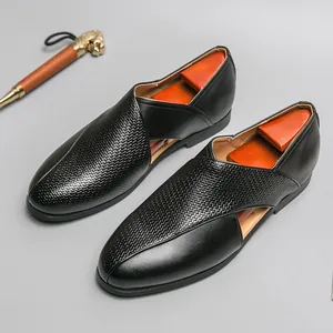Mocassini da uomo in pelle nera con trama intrecciata e design traforato laterale