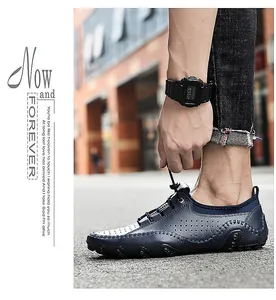 Vue détaillée de chaussures décontractées bleu marine avec perforations et coutures à la main