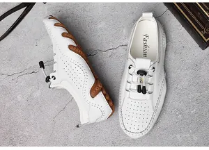Détail macro de mocassins blancs perforés pour hommes avec semelles en caoutchouc antidérapantes