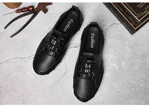 Vue détaillée des mocassins noirs en cuir pour homme avec perforations laser respirantes