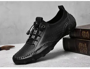 Détails des mocassins en cuir noir avec perforations respirantes et cordon de serrage