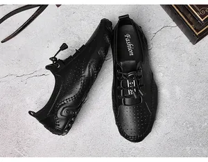 Gros plan de mocassins en cuir noir perforé avec coutures main et semelle à picots gomme