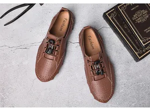 Détails des mocassins en cuir marron avec tige perforée respirante et lacets élastiques