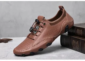 Détail de mocassins en cuir marron respirant avec fermeture à cordon sur livres