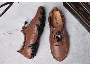 Détail de mocassins en cuir marron avec lacets élastiques et semelle antidérapante