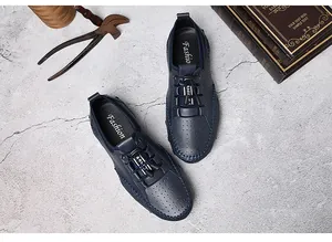 Gros plan de mocassins en cuir bleu marine avec empeignes perforées et lacets élastiques