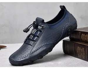 Détail de mocassins en cuir bleu marine avec perforations et coutures faites à la main
