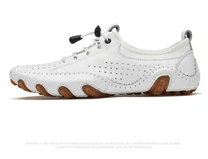 Détail de mocassins en cuir perforé blanc pour hommes avec semelle en gomme marron