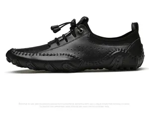 Détail de chaussure de conduite noire avec perforations respirantes et coutures à la main