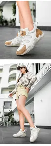 Détail de baskets montantes en cuir avec empiècements en daim beige et patchwork de cuir blanc