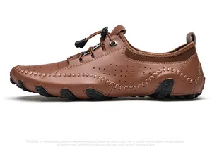 Détail de chaussure de conduite en cuir marron avec perforations et coutures blanches à la main