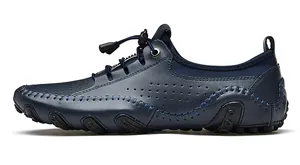 Détail de mocassin bleu foncé avec perforations et fermeture à cordon élastique pratique