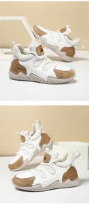 Détail de sneakers rétro en cuir avec empiècements suède blanc et camel et semelle épaisse