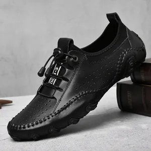 Mocassins pour hommes en cuir noir avec design perforé et fermeture à cordon