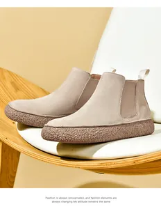 Gros plan détaillé d'une bottine Chelsea en daim beige montrant la semelle plateforme texturée