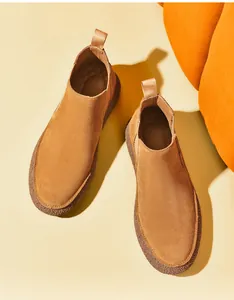 Vue de dessus des bottines Chelsea en daim camel avec semelles épaisses et bords élastiques