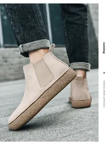 Gros plan de bottines Chelsea en daim kaki avec semelle en caoutchouc texturé et bande élastique