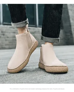 Détail de bottines Chelsea en daim beige avec semelles plateforme à crampons sur un mannequin
