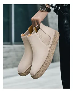 Détails de bottines Chelsea pour hommes en daim beige avec semelle en crêpe épaisse et élastique