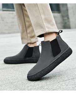 Vue de rue extérieure de bottines Chelsea pour hommes en daim gris foncé à semelle épaisse