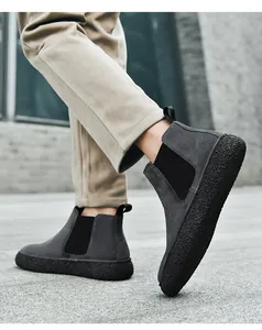 Vue latérale des bottines Chelsea en daim gris foncé avec semelles épaisses et côtés élastiques