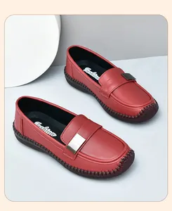 Detalle de mocasines de cuero rojo con hebilla metálica y costuras artesanales