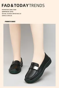 Detalle de mocasín de cuero negro con hebilla plateada y costura verde en la suela