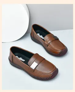 Primer plano de mocasines de cuero marrón con hebillas plateadas y costuras de contraste