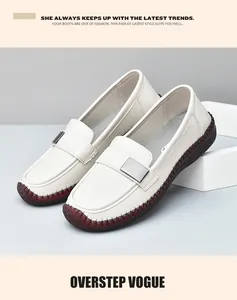 Detalle de mocasines blancos de cuero para mujer con hebilla plateada y suela antideslizante