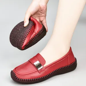 Zapatos planos de cuero rojo para mujer con suela flexible y detalle de hebilla