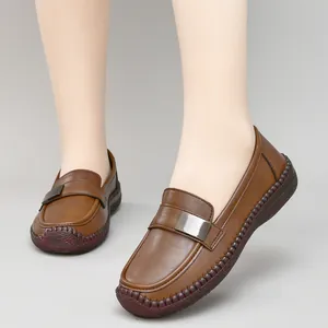 Mocasines de cuero marrón para mujer con hebilla metálica y suela de goma antideslizante