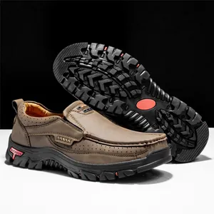 Detalle de mocasines marrones para hombre con suelas de goma antideslizantes outdoor