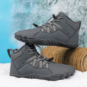 Detailansicht wasserabweisender High-Top-Schneestiefel mit warmem Kunstfellfutter und Schnürzug