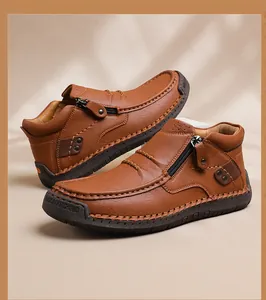 Detalle de zapatos casuales de cuero marrón con cremallera lateral y suela de caucho