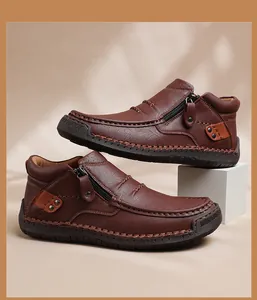 Detalle de bota de cuero marrón oscuro con cremallera lateral y costuras decorativas