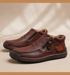 Detalle de costuras de cuero hechas a mano y suela de caucho 100% en botas marrones