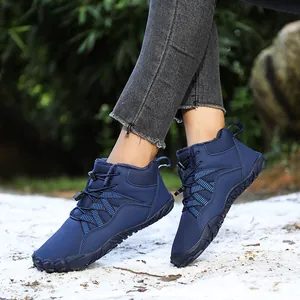 Nahaufnahme der hohen Wintersneaker mit Fleecefutter und rutschfester Gummisohle
