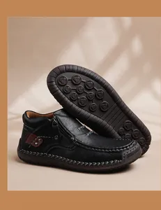 Detalle de bota de cuero para hombre con cremallera y suela de goma antideslizante