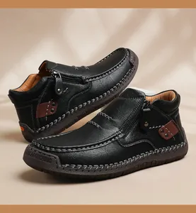 Detalle de cuero granulado negro y suela de caucho en zapatos casuales hombre