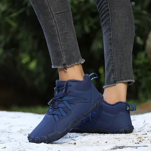 Detail der wasserdichten High-Top-Schneestiefel mit warmem Kunstfellfutter und Gummisohle