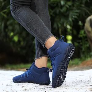 Detailansicht der Winterschuhe mit grauem Plüschfutter und rutschfesten Gummiprofilen