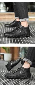 Détail de bottines décontractées en cuir noir avec logo latéral et semelles antidérapantes