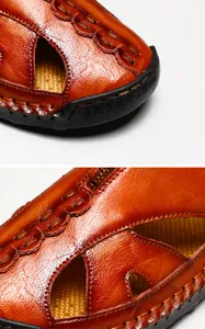 Detalle macro de sandalias de cuero marrón con puntera reforzada y costura artesanal