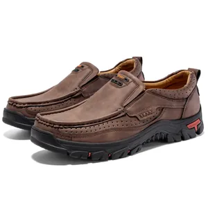 Donkerbruine herenloafers met antislip rubberen zolen en ademende perforaties aan de zij