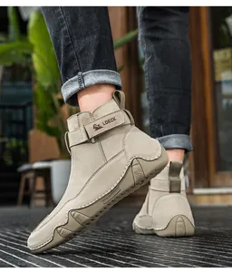 Dettaglio di stivali in pelle kaki con cinturino in velcro e suole in gomma antiscivolo