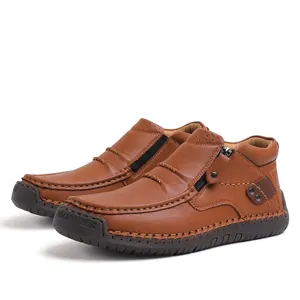 Detalle de bota de cuero marrón para hombre con costuras a mano y cremallera lateral